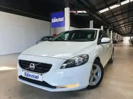 Volvo V40 1.6 D2 115 CV, 10.900 €