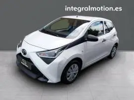 Toyota Aygo 1.0 70 x-play, 12.990 €