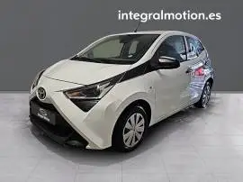 Toyota Aygo 1.0 70 x-play, 12.900 €