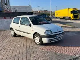 Renault Clio 2 Automático, 2.450 €